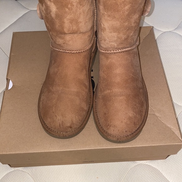 Bailey button uggs - Picture 2 of 5